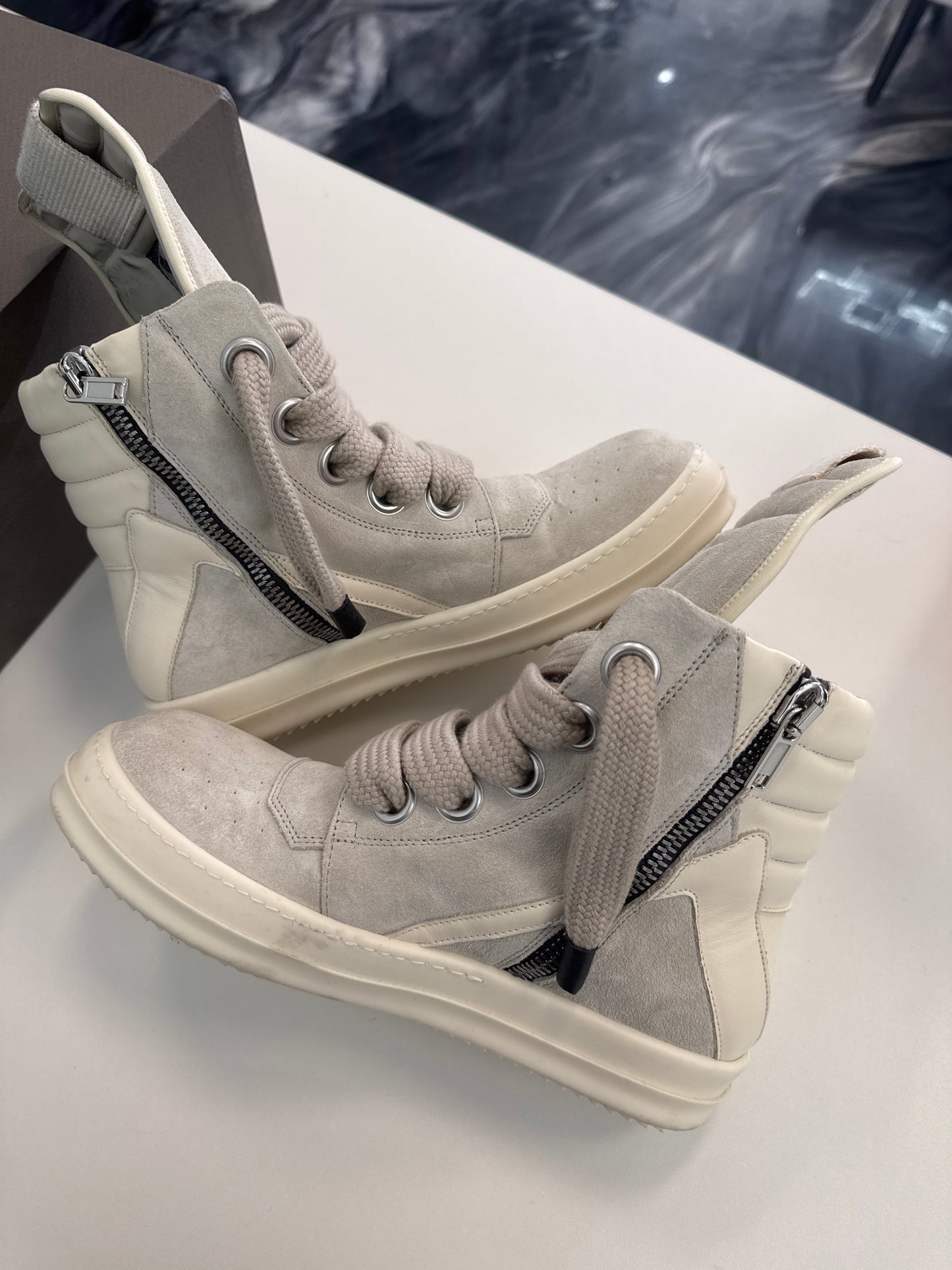 Rick Owens Gray & Off-White
Hollywood Jumbolace Geobasket
