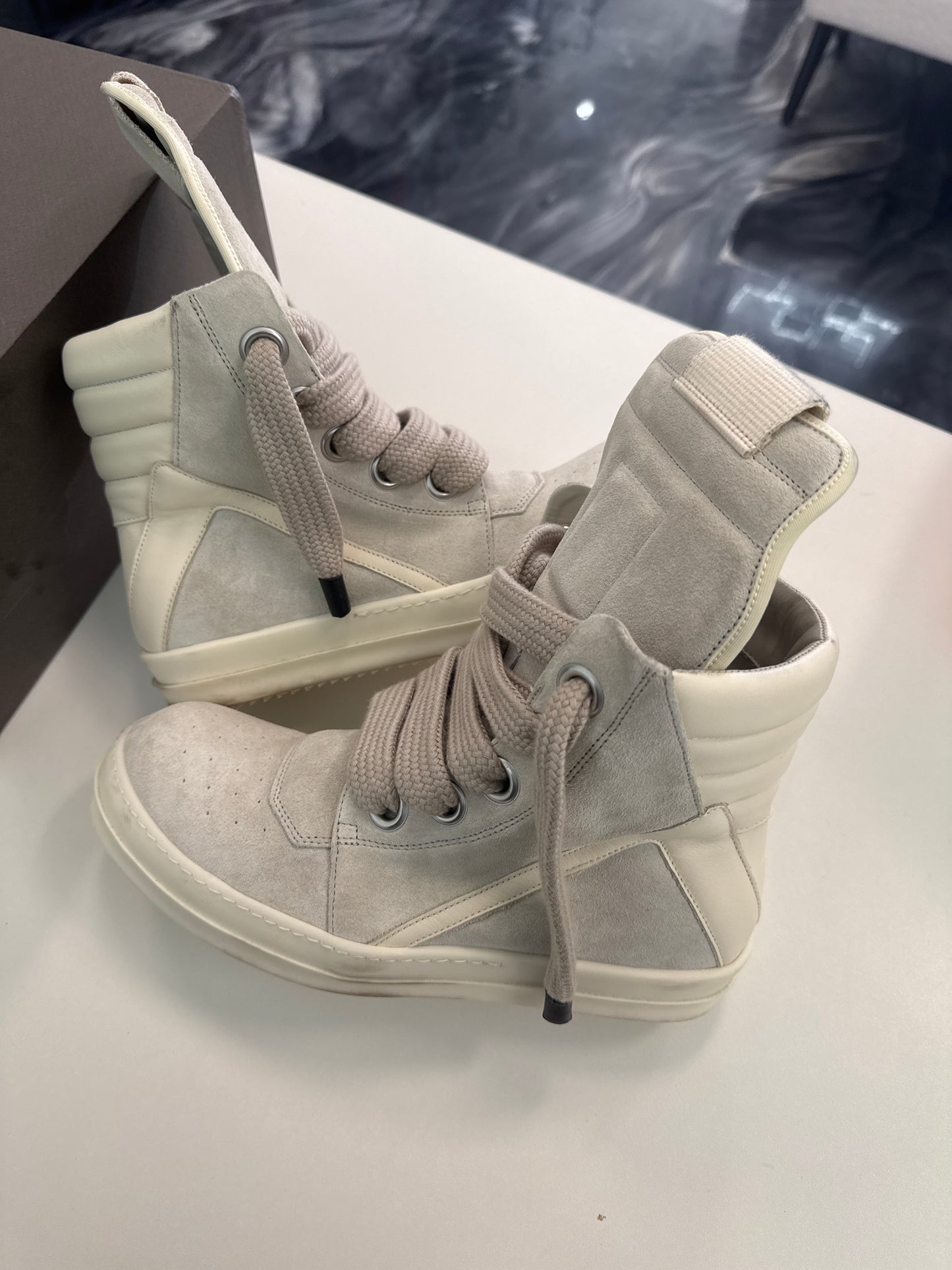 Rick Owens Gray & Off-White
Hollywood Jumbolace Geobasket