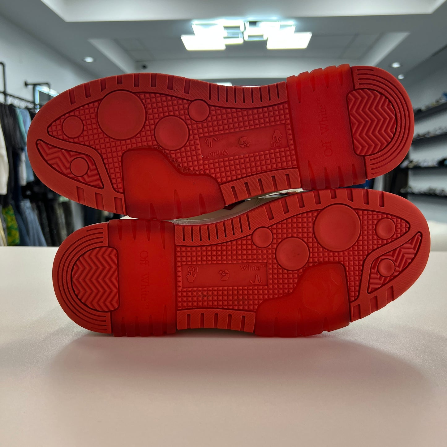 Off-White Out of Office Low White
Red (Used)(No Box)