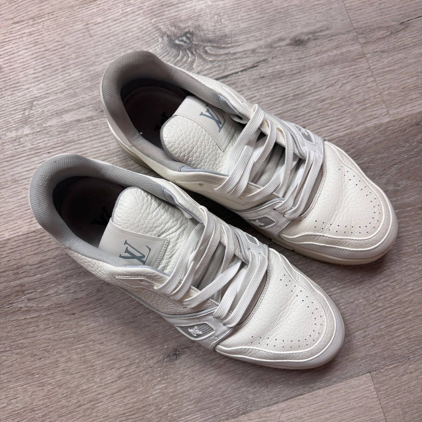 Louis Vuitton Trainer White Grey Signature (USED)
